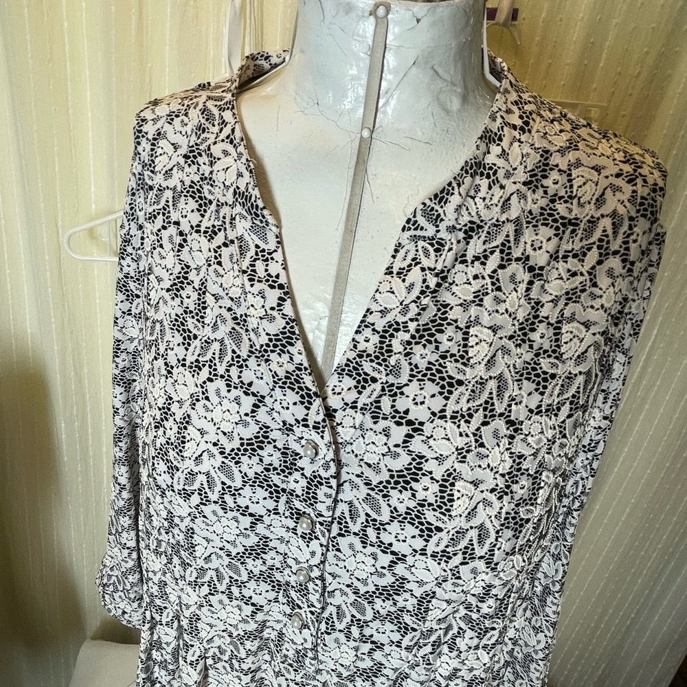 Elegant Black and White Lace print Women's Top